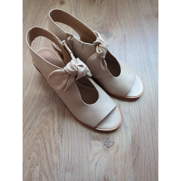 Bernardo Luna Lizzie Peep Toe Bow Sandal Pale Tan Beige Nude